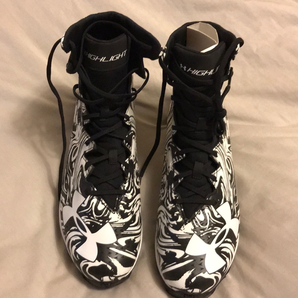 Under armour highlight men’s cleats